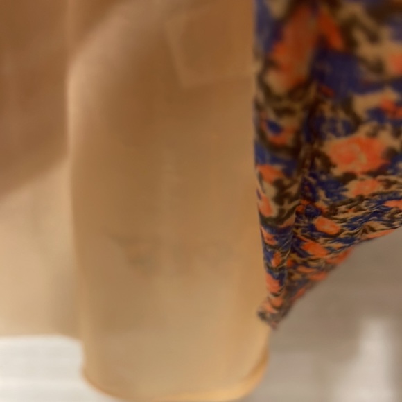 Like New Beautiful Anthropologie Delta med/Lg Floral top with top ruffles - Picture 4 of 6